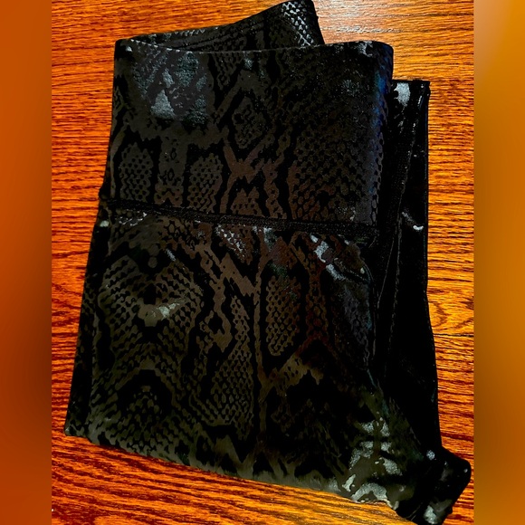 Terez uplift leggings- high band shiny flattering
Size M
Perfect new condition. - Picture 2 of 5